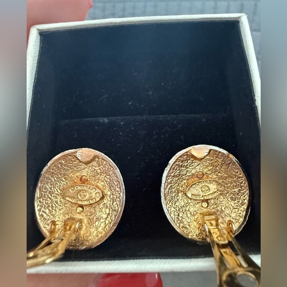 Chanel Authentic Vintage round CC Logo Clip On Earrings - Picture 9 of 9